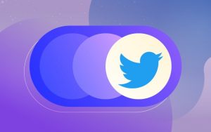 Sobre fondo morado típico de Twitter spaces, se ve el símbolo de twitter, el pajarito.