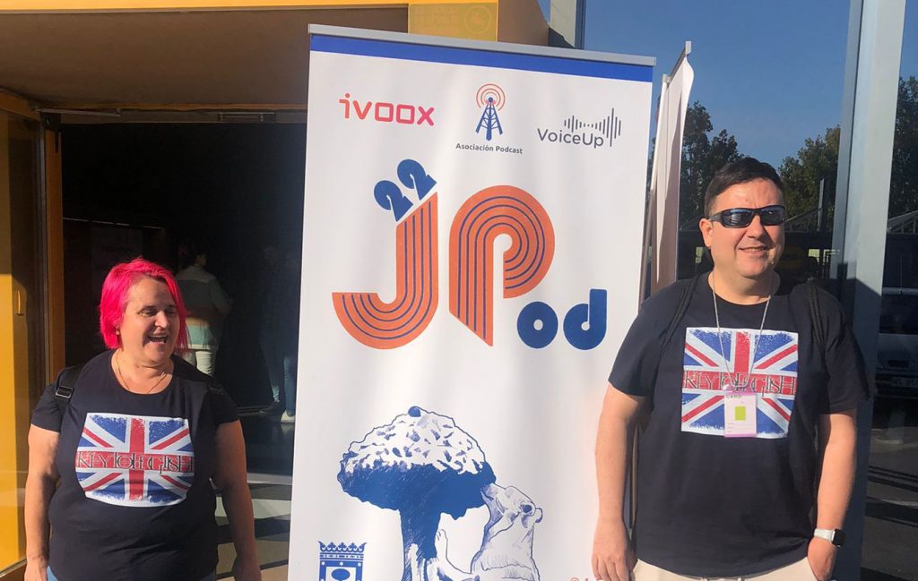 Aparecen Salvi a la derecha, un cartel de la entrada de las JPOD22 y a la derecha javtweet. Ambos con la camiseta oficial del programa con el logotipo de key to English (Una Union Jack con la leyenda "key to English" dentro.