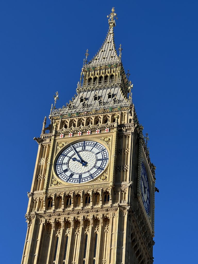 sobre un cielo azul, el reloj De la Torre Elisabeth o Big Ben.