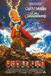 Poster promocional de la película los Diez Mandamientos donde se ve a Moisés a punto de arrojar las tablas de la ley con los 10 mandamientos al becerro de oro