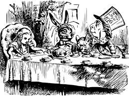 Un grabado antiguo en blanco y negro donde se ve un Tea Party con todos los personajes de Alice in Wonderland: El sombrerero loco, el conejo, Alicia, animales varios...